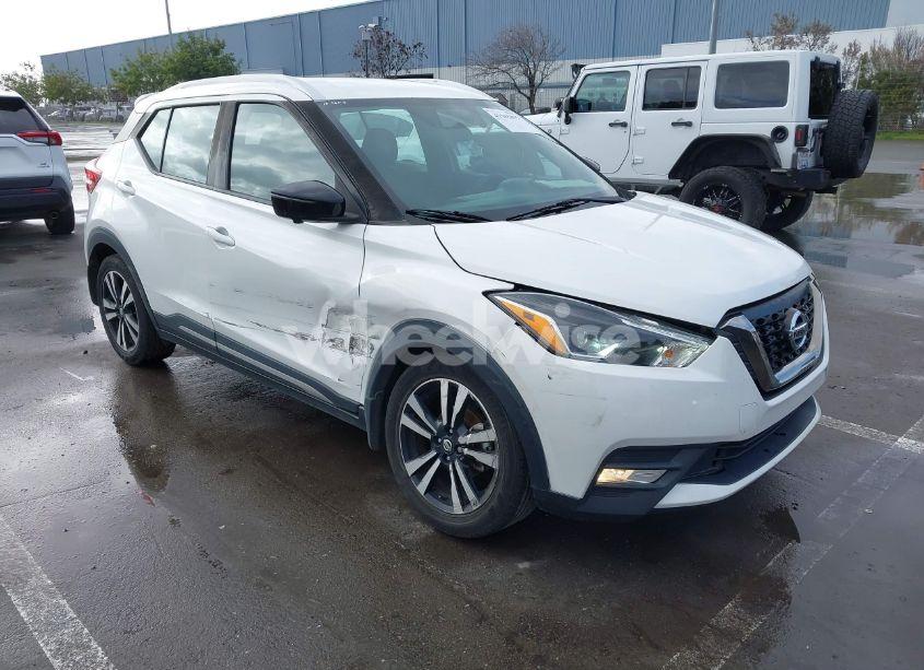 Photo 6 of 2018 Nissan Kicks SR (VIN 3N1CP5CU1JL521840)