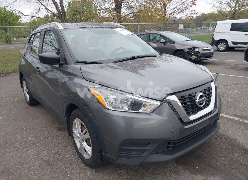 2018 Nissan Kicks S (VIN 3N1CP5CU1JL529081) main photo