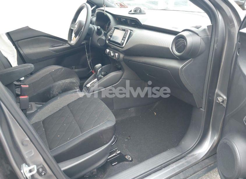 Photo 5 of 2018 Nissan Kicks S (VIN 3N1CP5CU1JL529081)