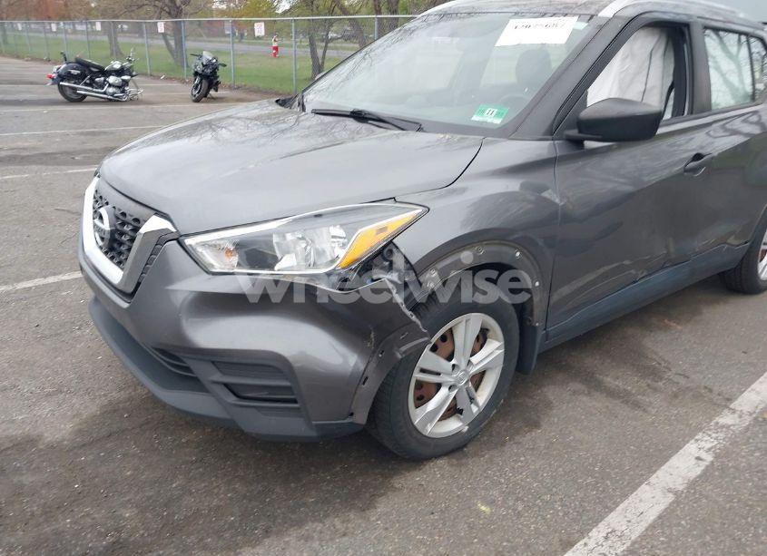 Photo 6 of 2018 Nissan Kicks S (VIN 3N1CP5CU1JL529081)