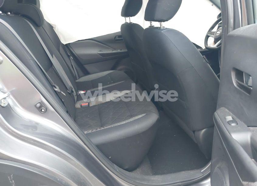 Photo 8 of 2018 Nissan Kicks S (VIN 3N1CP5CU1JL529081)