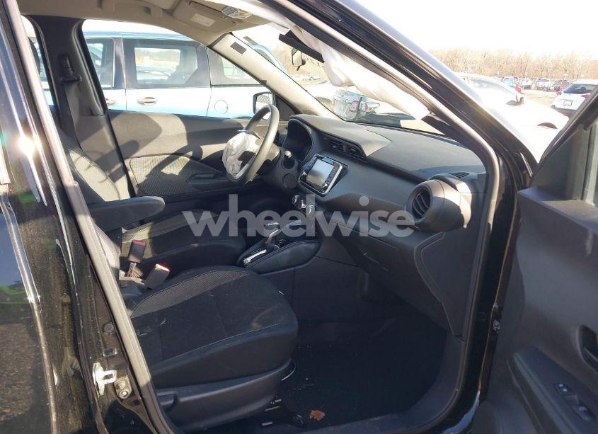 Photo 5 of 2018 Nissan Kicks S (VIN 3N1CP5CU1JL529839)