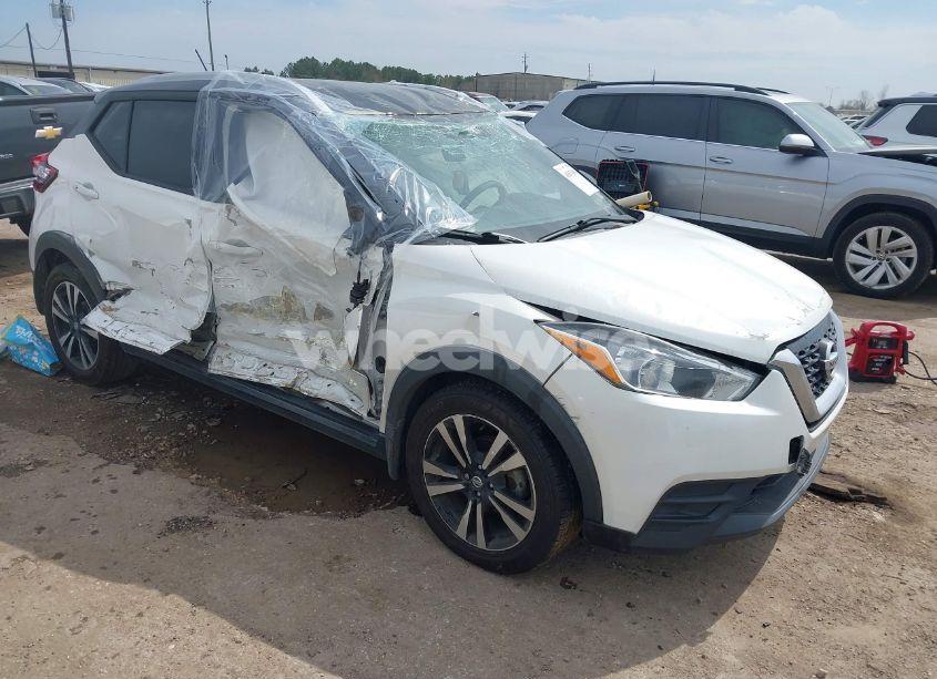 2018 Nissan Kicks SV (VIN 3N1CP5CU1JL533504) main photo