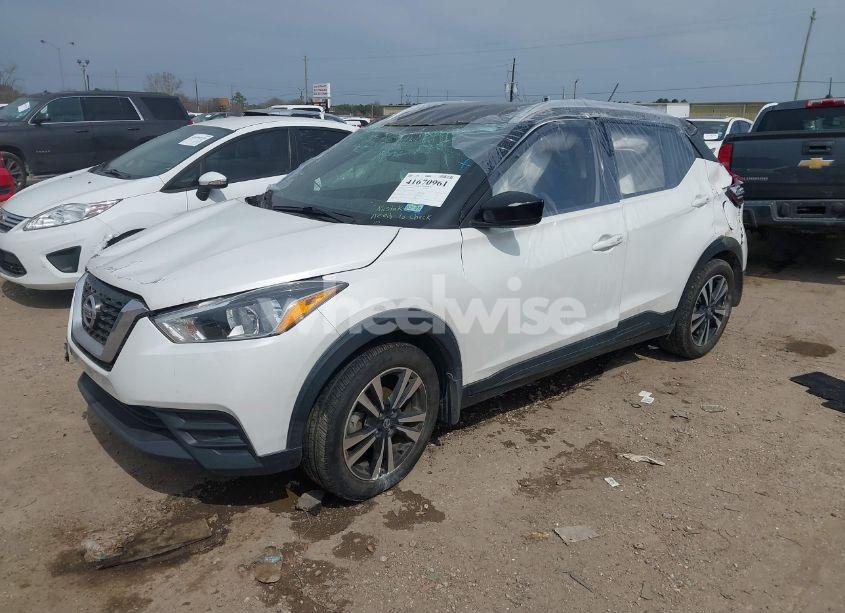Photo 2 of 2018 Nissan Kicks SV (VIN 3N1CP5CU1JL533504)