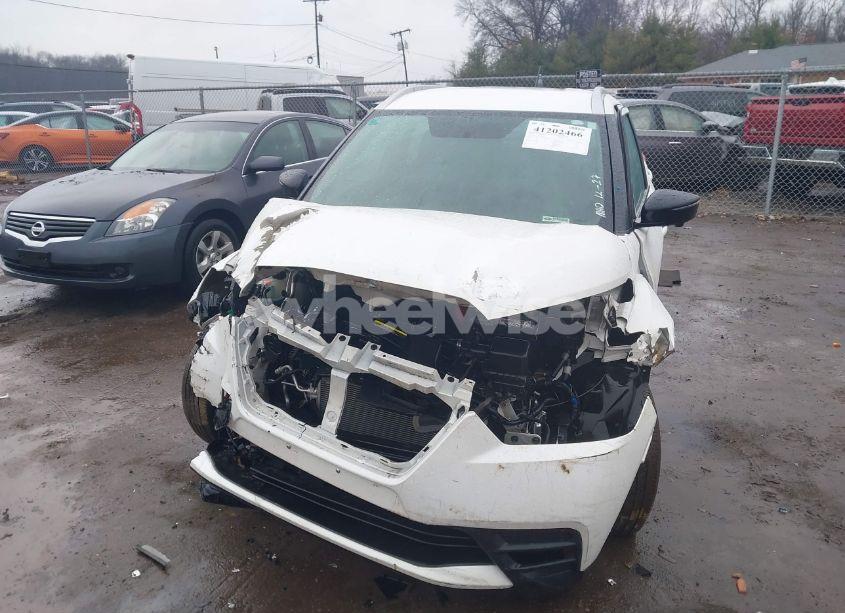 Photo 2 of 2018 Nissan Kicks SR (VIN 3N1CP5CU1JL536192)