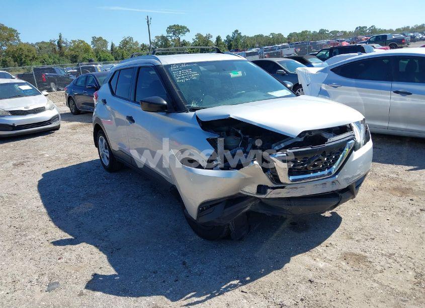 2019 Nissan Kicks S (VIN 3N1CP5CU1KL471541) main photo