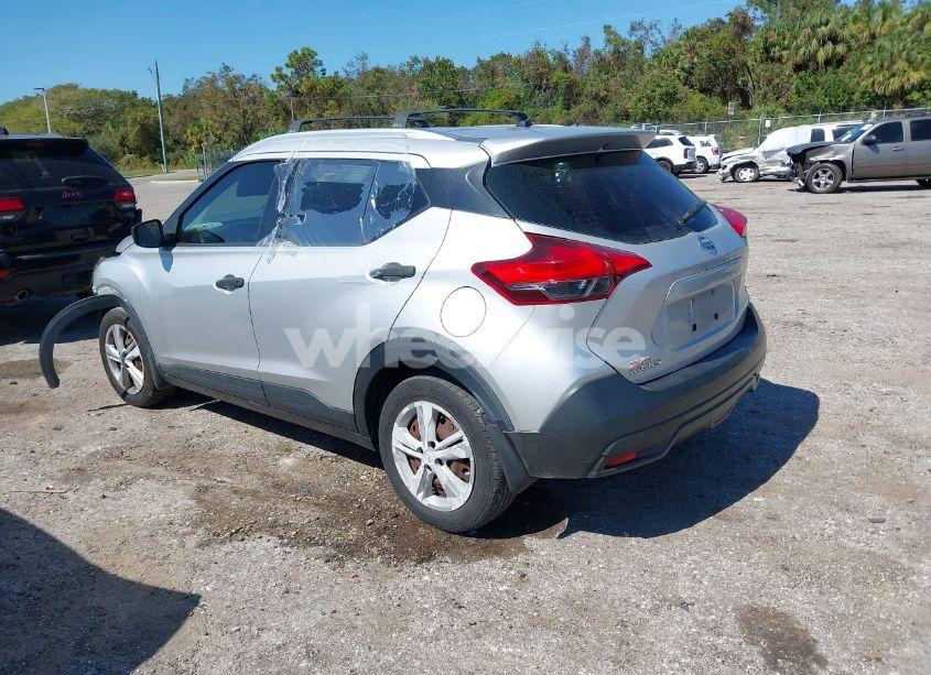Photo 3 of 2019 Nissan Kicks S (VIN 3N1CP5CU1KL471541)