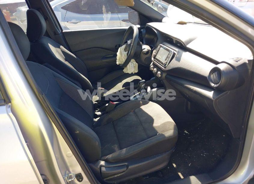 Photo 5 of 2019 Nissan Kicks S (VIN 3N1CP5CU1KL471541)