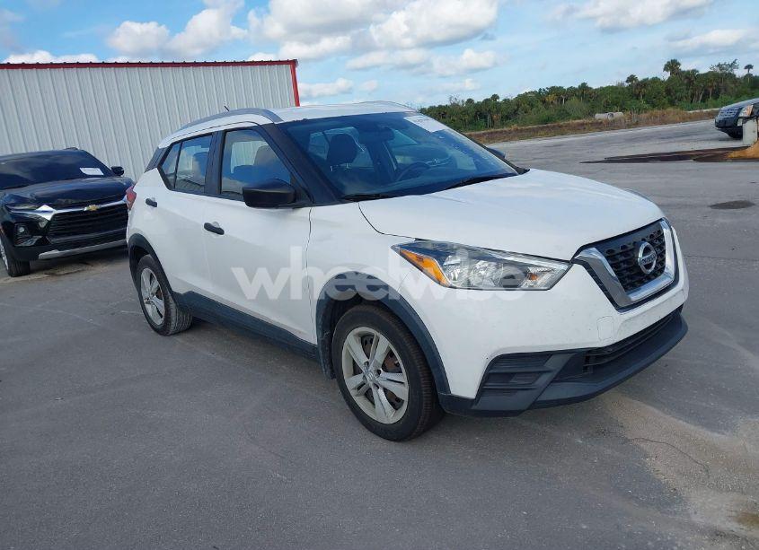 2019 Nissan Kicks S (VIN 3N1CP5CU1KL510967) main photo