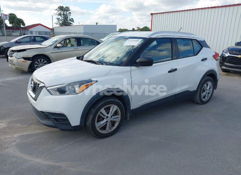 Photo 2 of 2019 Nissan Kicks S (VIN 3N1CP5CU1KL510967)