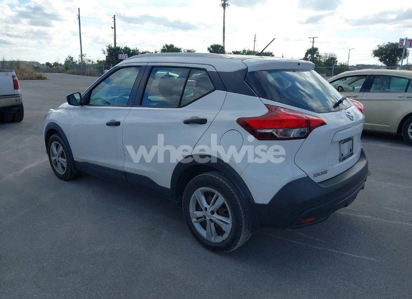 Photo 3 of 2019 Nissan Kicks S (VIN 3N1CP5CU1KL510967)