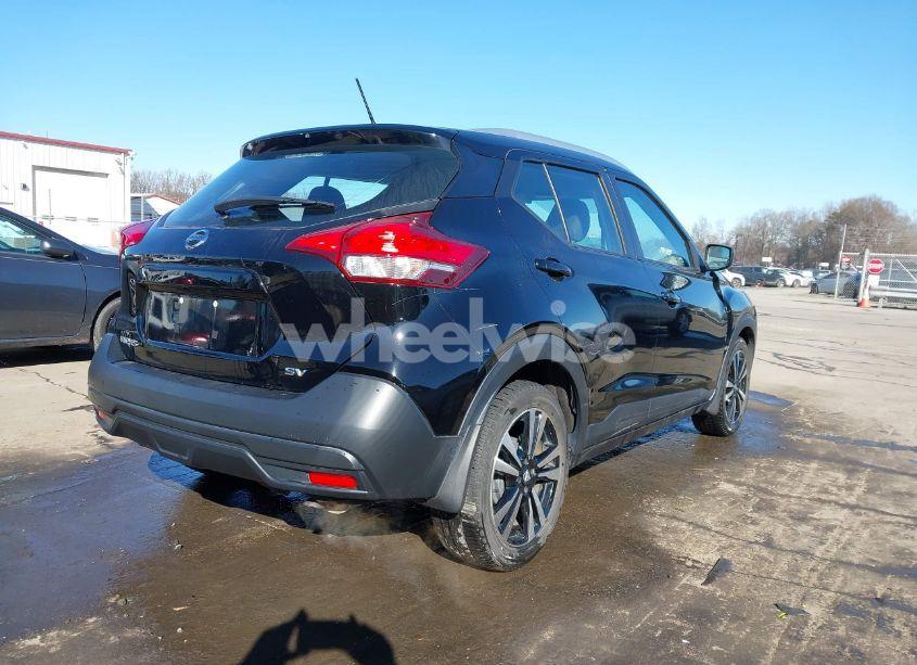 Photo 2 of 2019 Nissan Kicks SV (VIN 3N1CP5CU1KL519202)