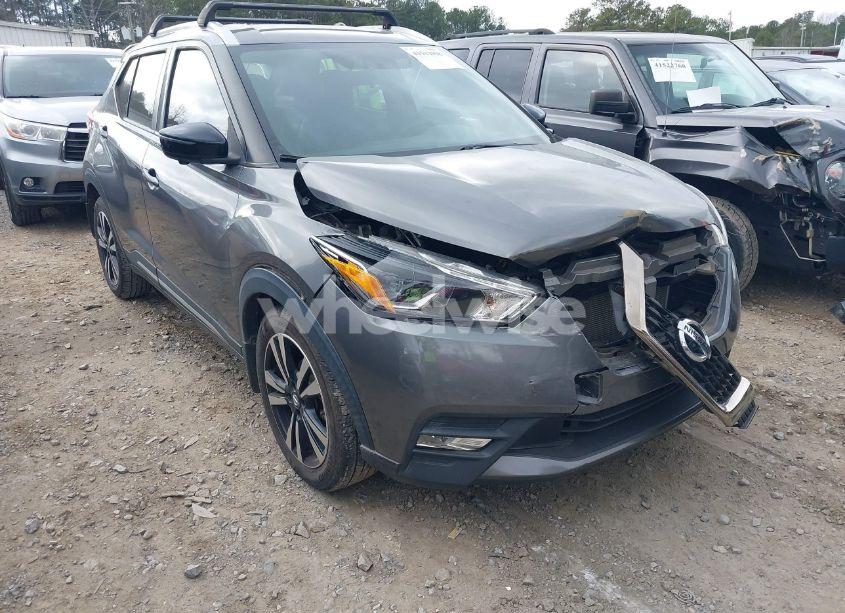 2019 Nissan Kicks SR (VIN 3N1CP5CU1KL529308) main photo