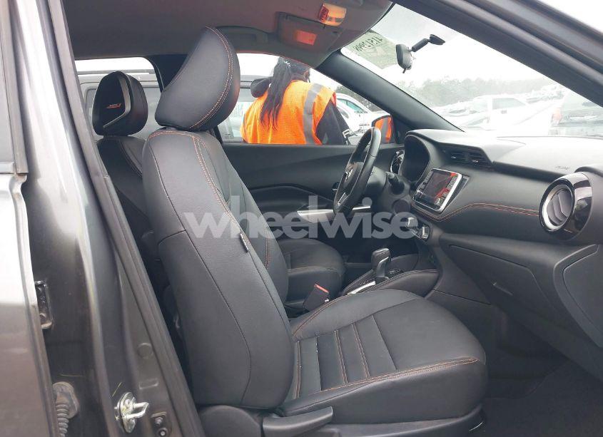 Photo 5 of 2019 Nissan Kicks SR (VIN 3N1CP5CU1KL529308)