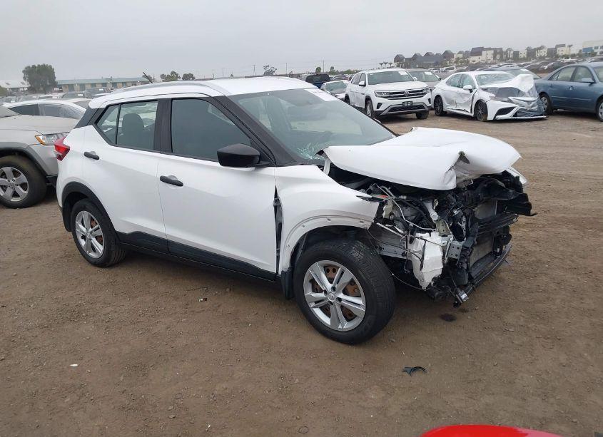 2019 Nissan Kicks S (VIN 3N1CP5CU1KL535643) main photo
