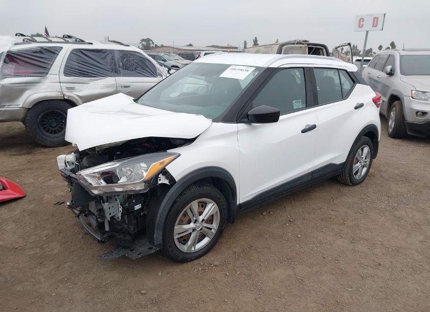 Photo 2 of 2019 Nissan Kicks S (VIN 3N1CP5CU1KL535643)