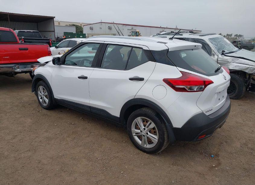 Photo 3 of 2019 Nissan Kicks S (VIN 3N1CP5CU1KL535643)