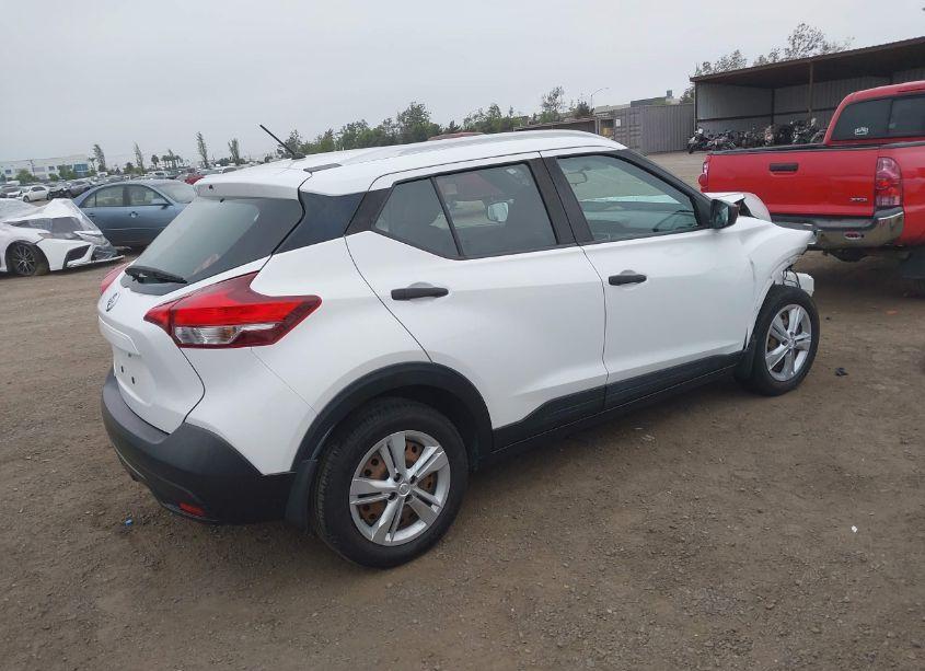 Photo 4 of 2019 Nissan Kicks S (VIN 3N1CP5CU1KL535643)