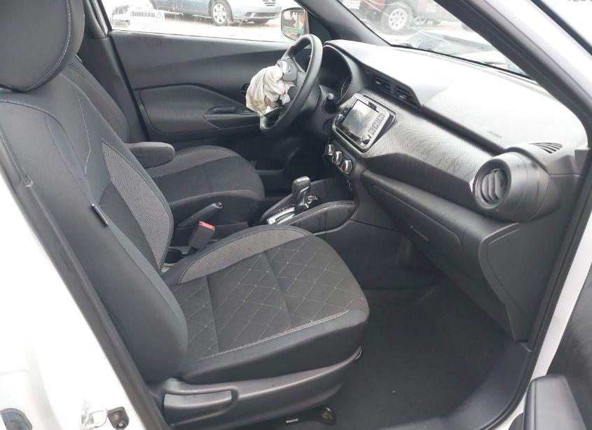 Photo 5 of 2019 Nissan Kicks S (VIN 3N1CP5CU1KL535643)