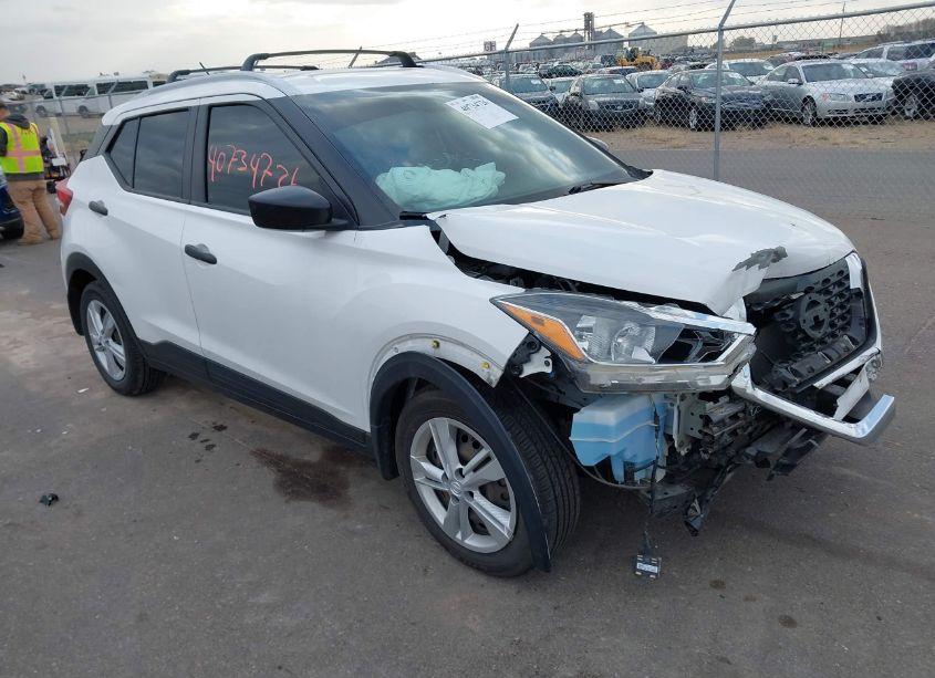 2019 Nissan Kicks S (VIN 3N1CP5CU1KL563524) main photo