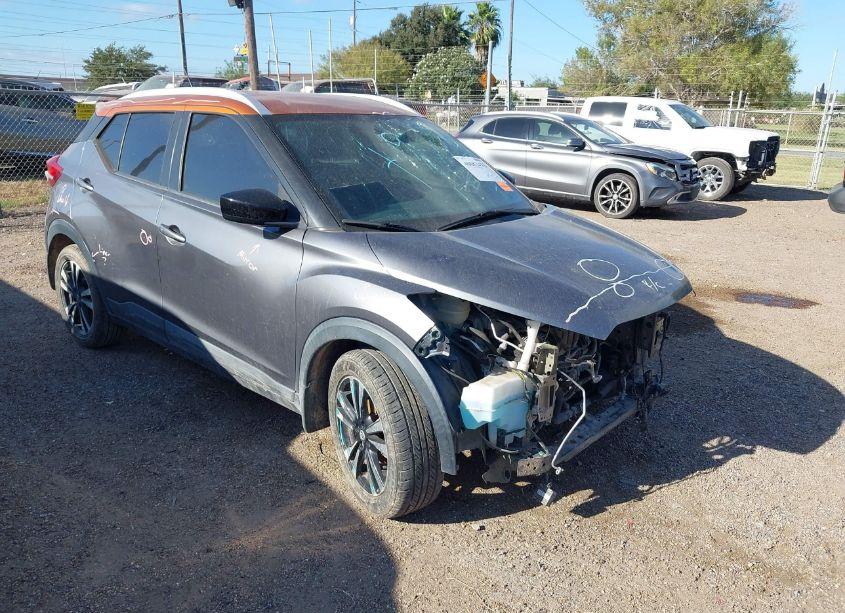 2018 Nissan Kicks SV (VIN 3N1CP5CU2JL503735) main photo