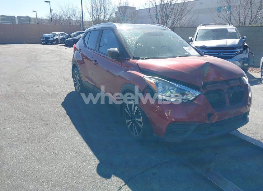 2018 Nissan Kicks SV (VIN 3N1CP5CU2JL527436) main photo