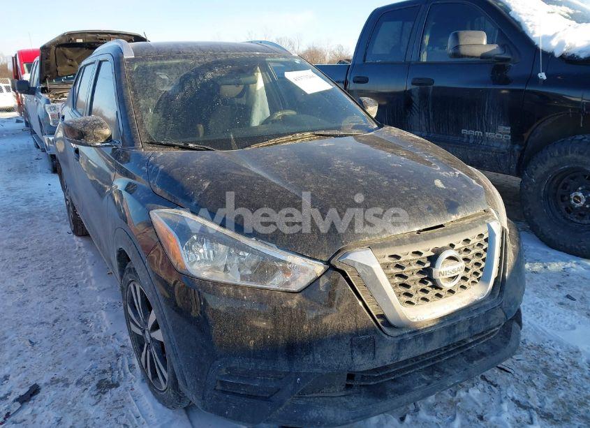 2018 Nissan Kicks SV (VIN 3N1CP5CU2JL542647) main photo