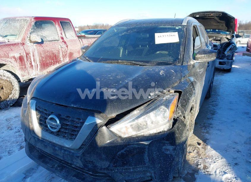 Photo 2 of 2018 Nissan Kicks SV (VIN 3N1CP5CU2JL542647)