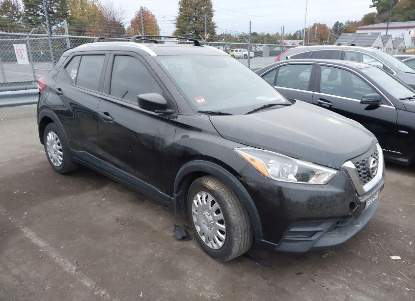 2019 Nissan Kicks S (VIN 3N1CP5CU2KL501310) main photo