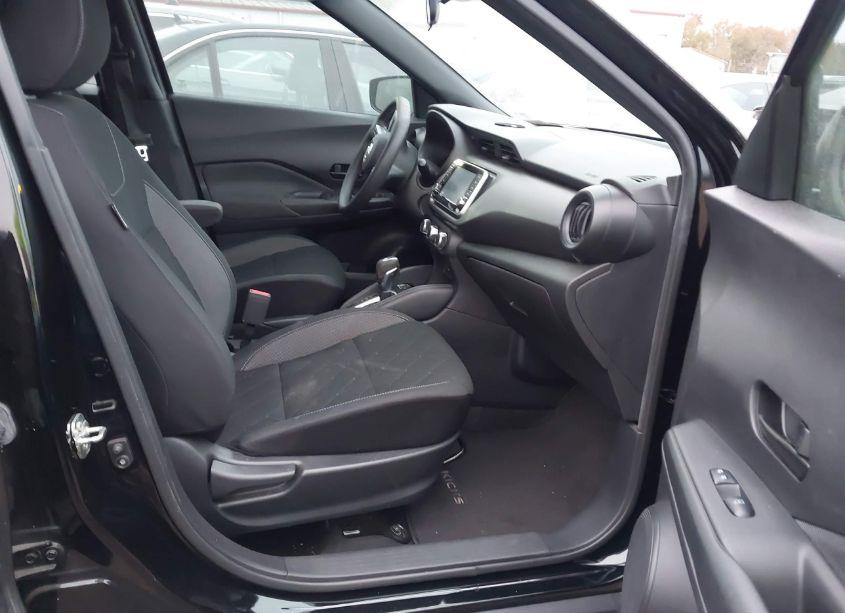 Photo 5 of 2019 Nissan Kicks S (VIN 3N1CP5CU2KL501310)