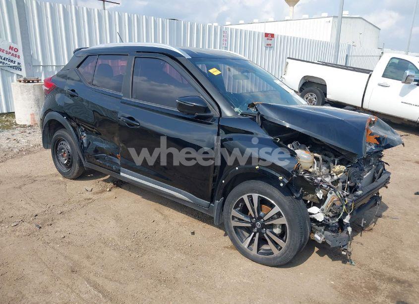 2019 Nissan Kicks SR (VIN 3N1CP5CU2KL528359) main photo