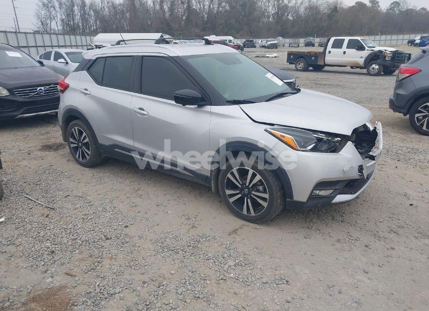 2019 Nissan Kicks SR (VIN 3N1CP5CU2KL562351) main photo