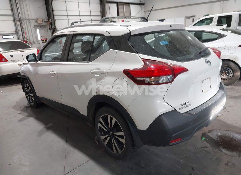 Photo 3 of 2019 Nissan Kicks SV (VIN 3N1CP5CU2KL564004)