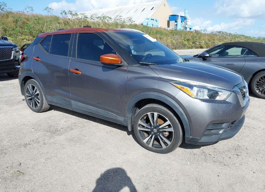 2018 Nissan Kicks SV (VIN 3N1CP5CU3JL505705) main photo