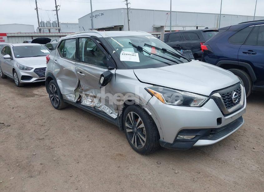 2018 Nissan Kicks SR (VIN 3N1CP5CU3JL513965) main photo