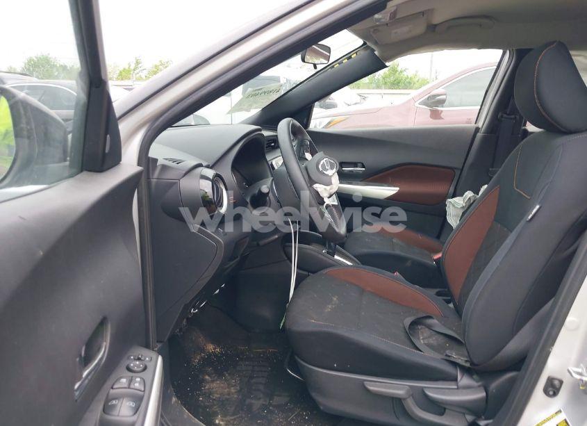 Photo 5 of 2018 Nissan Kicks SR (VIN 3N1CP5CU3JL513965)