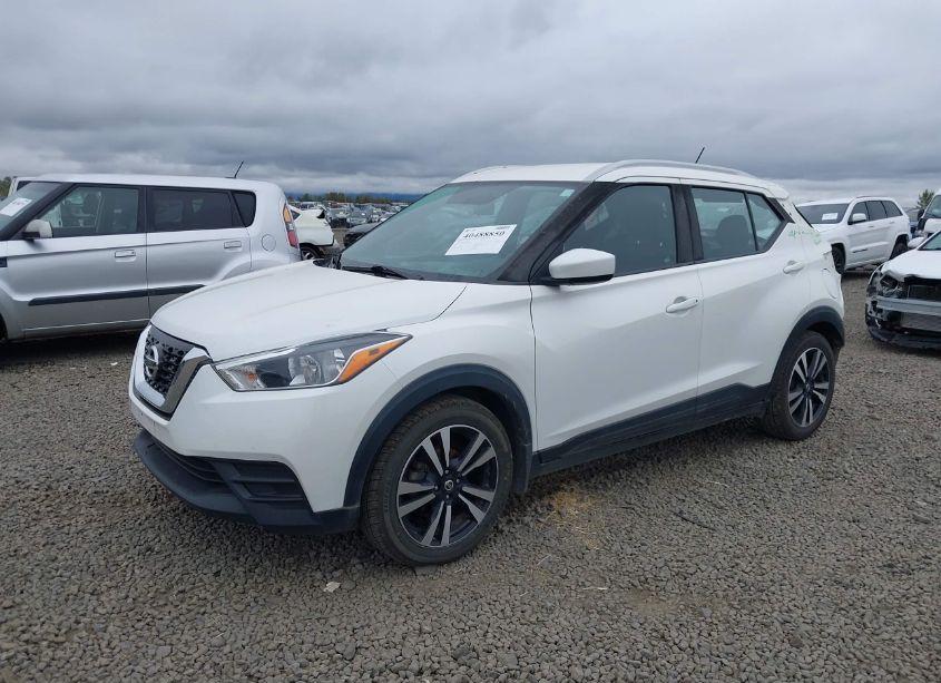Photo 2 of 2018 Nissan Kicks SV (VIN 3N1CP5CU3JL517580)