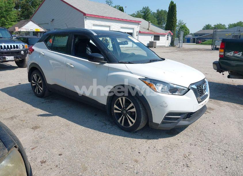 2018 Nissan Kicks SV (VIN 3N1CP5CU3JL519149) main photo