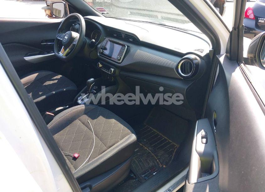 Photo 5 of 2018 Nissan Kicks SV (VIN 3N1CP5CU3JL519149)