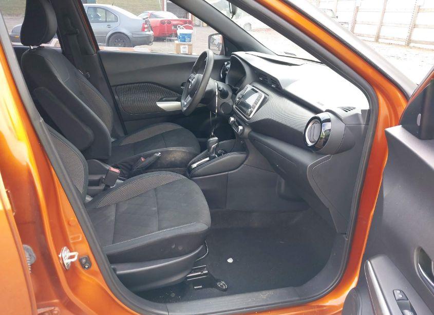 Photo 5 of 2018 Nissan Kicks SV (VIN 3N1CP5CU3JL537280)