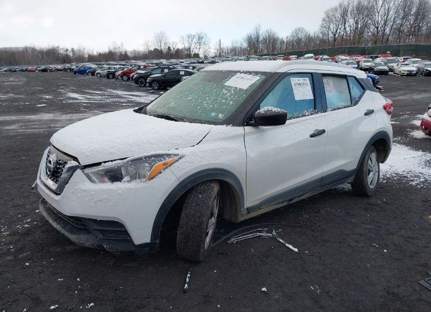 Photo 2 of 2019 Nissan Kicks S (VIN 3N1CP5CU3KL499891)