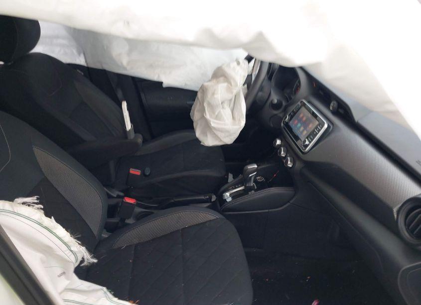 Photo 5 of 2019 Nissan Kicks S (VIN 3N1CP5CU3KL499891)