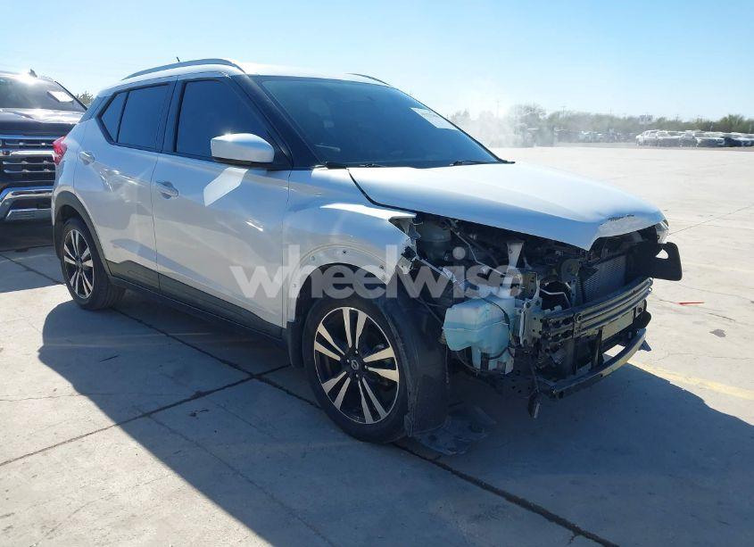 2019 Nissan Kicks SV (VIN 3N1CP5CU3KL525065) main photo