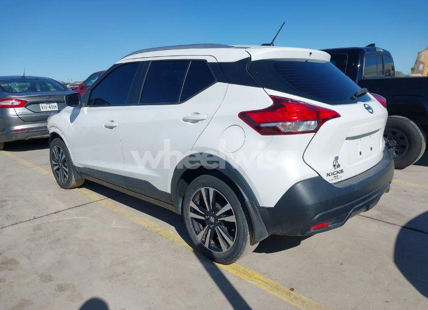 Photo 3 of 2019 Nissan Kicks SV (VIN 3N1CP5CU3KL525065)