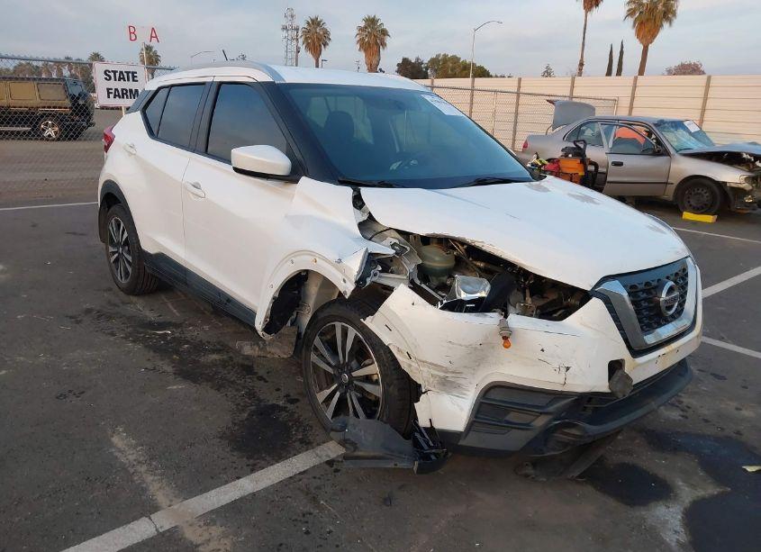 2019 Nissan Kicks SV (VIN 3N1CP5CU3KL535935) main photo