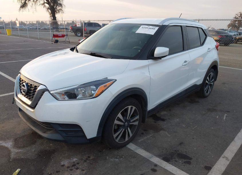 Photo 2 of 2019 Nissan Kicks SV (VIN 3N1CP5CU3KL535935)