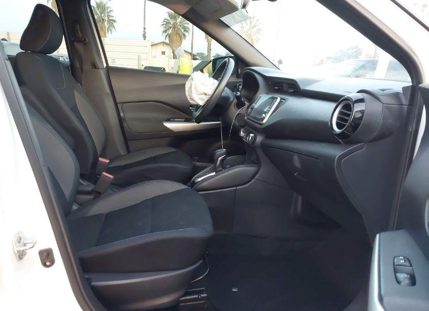 Photo 5 of 2019 Nissan Kicks SV (VIN 3N1CP5CU3KL535935)