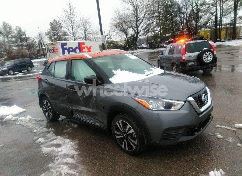 2019 Nissan Kicks SV (VIN 3N1CP5CU3KL543159) main photo