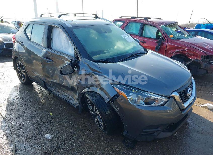 2019 Nissan Kicks SV (VIN 3N1CP5CU3KL549480) main photo
