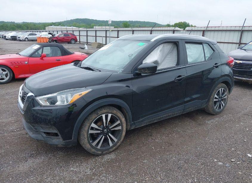 Photo 2 of 2019 Nissan Kicks SV (VIN 3N1CP5CU3KL551732)